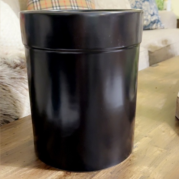 Rae Dunn Ceramic ‘Toss’ Office/Home Trash Can/Waste Can/Basket in Black/Orange - Picture 4 of 11